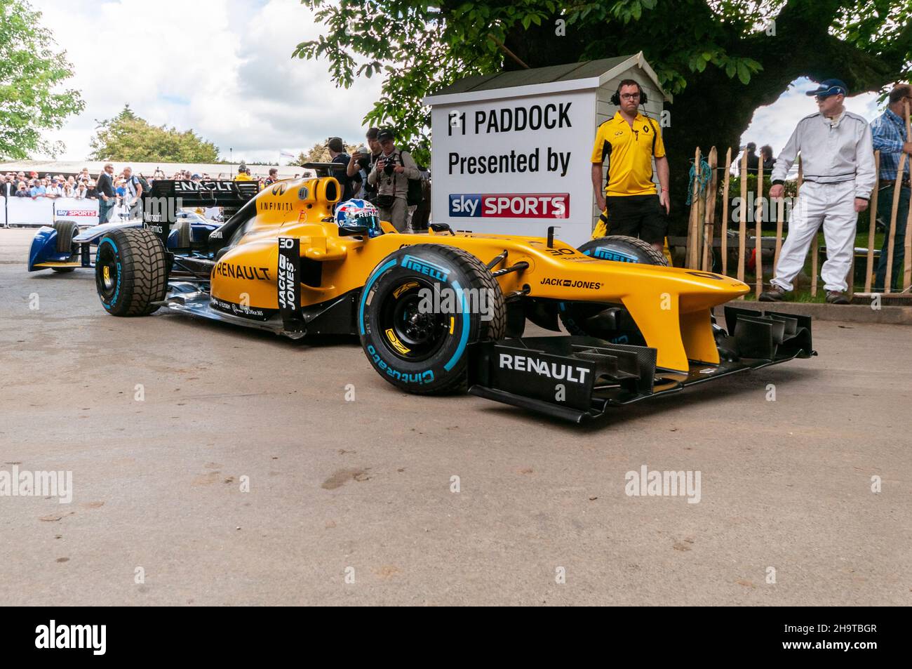 Renault Sport E20 Formula 1, Grand Prix auto lasciando l'area di assemblaggio per la salita al Goodwood Festival of Speed, UK, 2016. Lotus E20 2012 Foto Stock