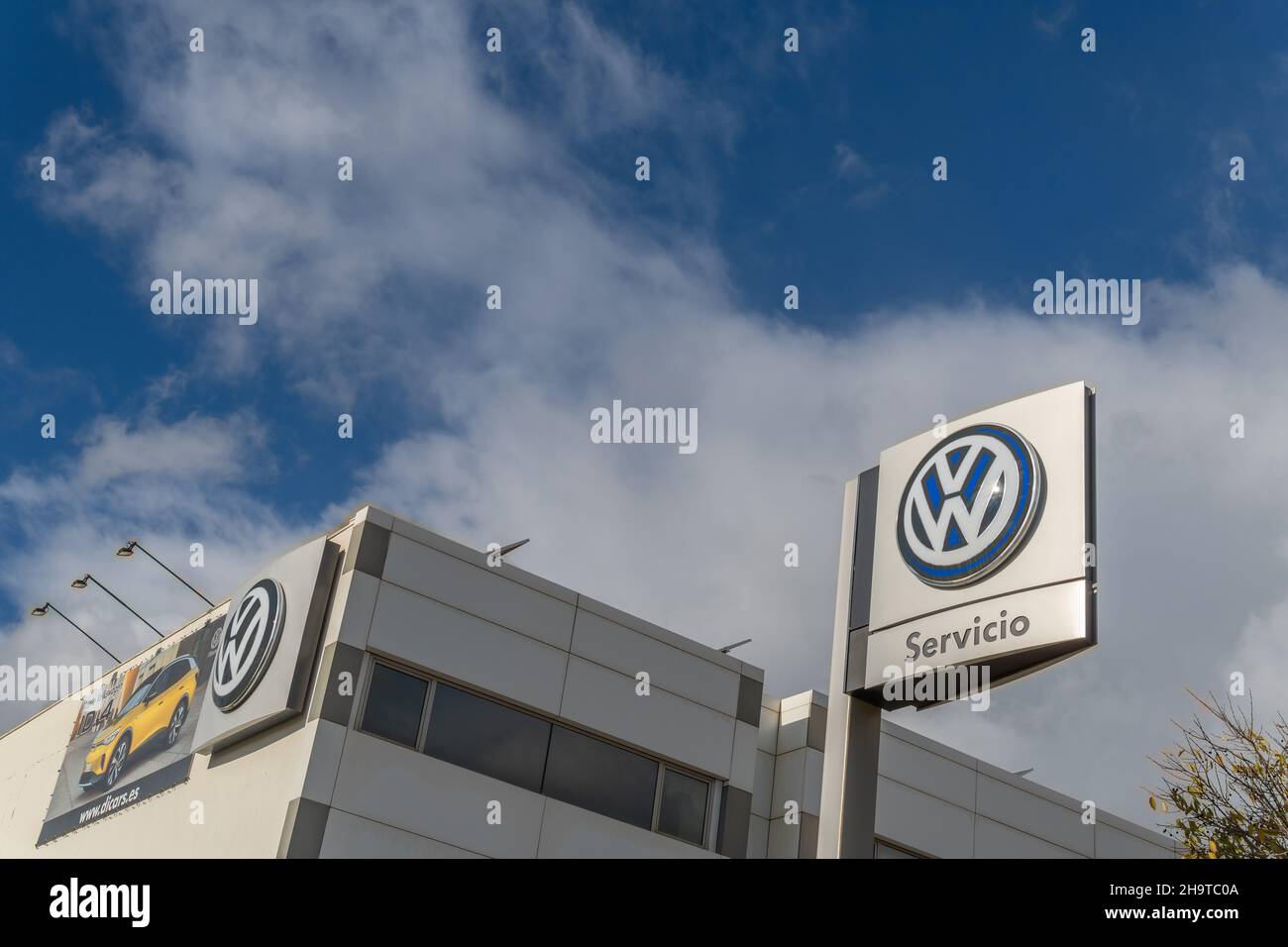 Llucmajor, Spagna; dicembre 05 2021: Primo piano di una concessionaria Volkswagen in una giornata di sole, nella città di Mallorcan di Llucmajor Foto Stock