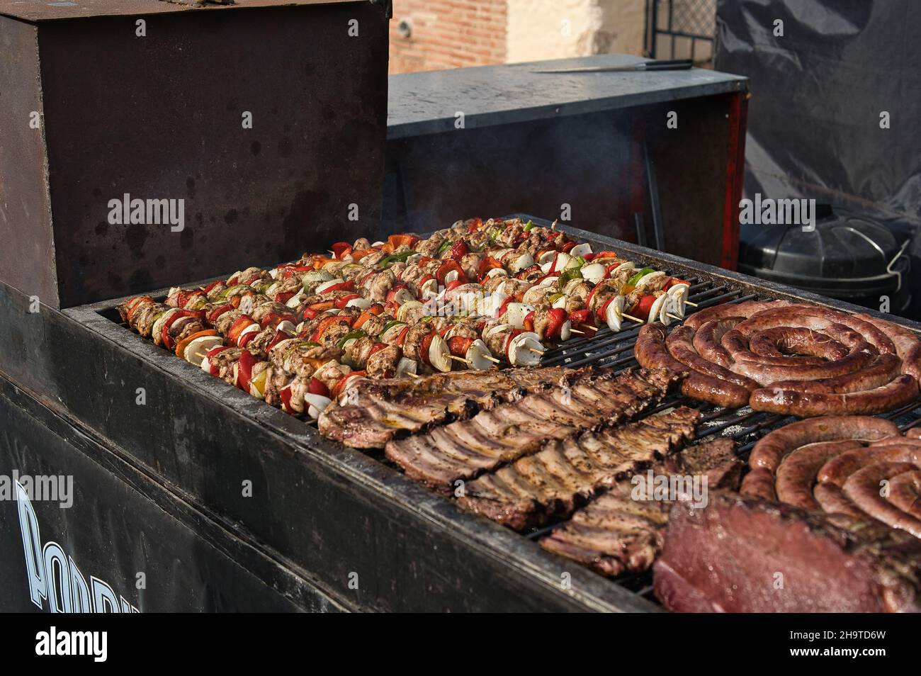 barbecue con carne, salsicce e spiedini, cibo Foto Stock