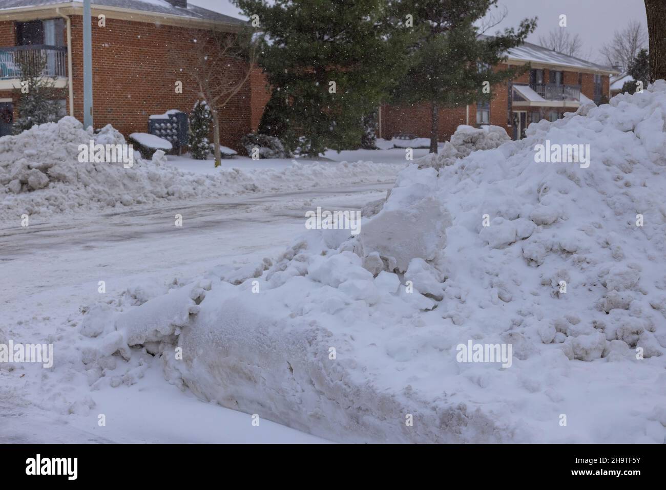 Manutenzione su strada municipale del trattore spazzaneve che rimuove la neve sulla strada dopo la nevicata Foto Stock