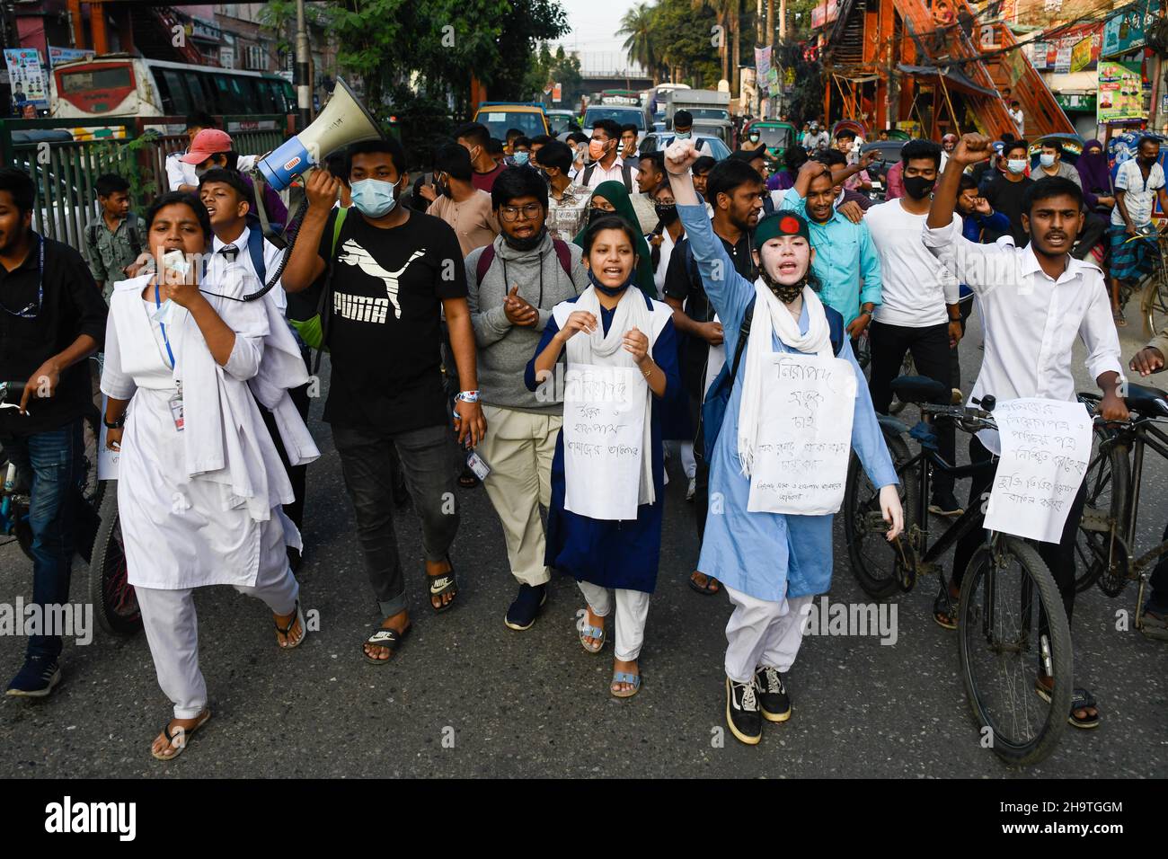 Dhaka, Bangladesh. 08th Dic 2021. Gli studenti del Bangladesh urlano slogan durante una protesta che chiede la sicurezza stradale e la giustizia per i due studenti morti in incidenti stradali. Credit: SOPA Images Limited/Alamy Live News Foto Stock