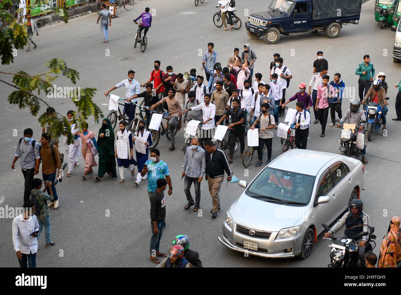 Dhaka, Bangladesh. 08th Dic 2021. Gli studenti del Bangladesh che hanno la bicicletta hanno grido a slogan durante una protesta che chiede la sicurezza stradale e la giustizia per i due studenti morti in incidenti stradali. Credit: SOPA Images Limited/Alamy Live News Foto Stock