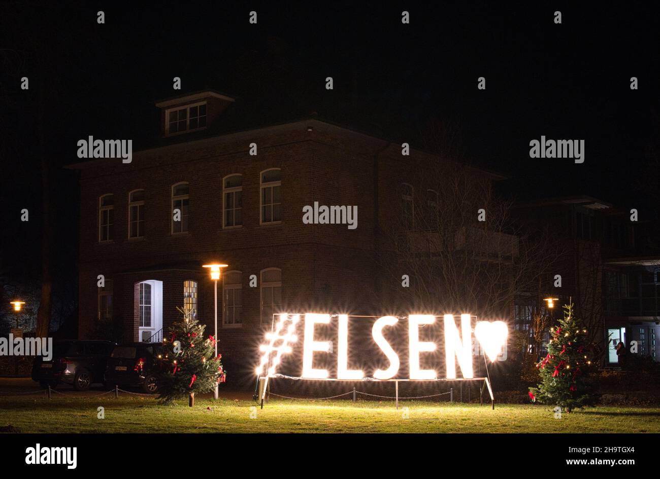 Nome del distretto di Paderborn - Elsen, reso pubblicamente visibile dalla scritta illuminata di fronte alla chiesa a Natale. Foto Stock