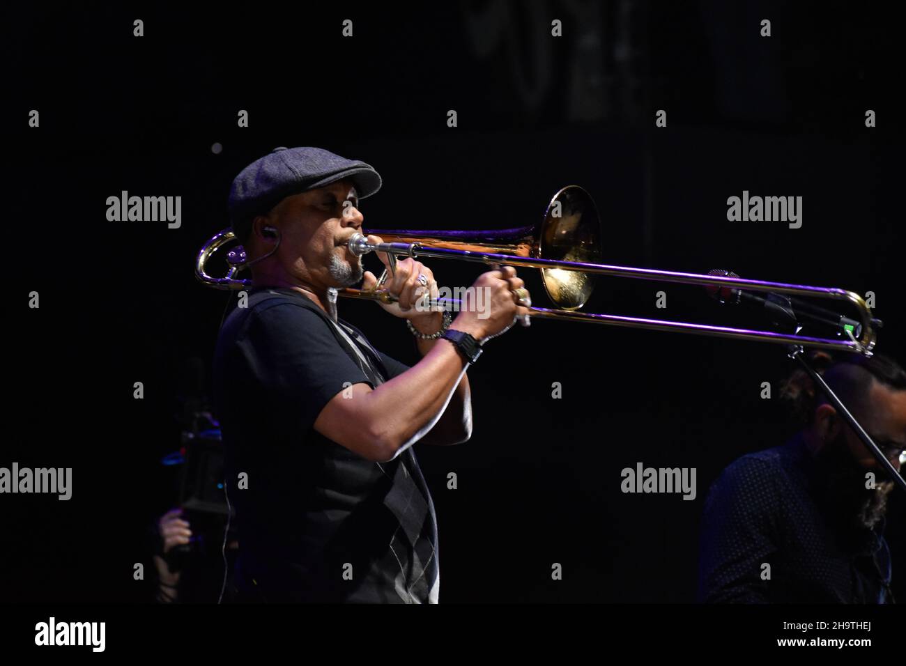 Il gruppo musicale reggae di Puerto Rico Cultura Profetica suona alla Movistar Arena di Bogotà il 4 dicembre 2021 prima del concerto a Lima, in Perù. A Bogotà, Colombia, dicembre 4 2021. Foto Stock