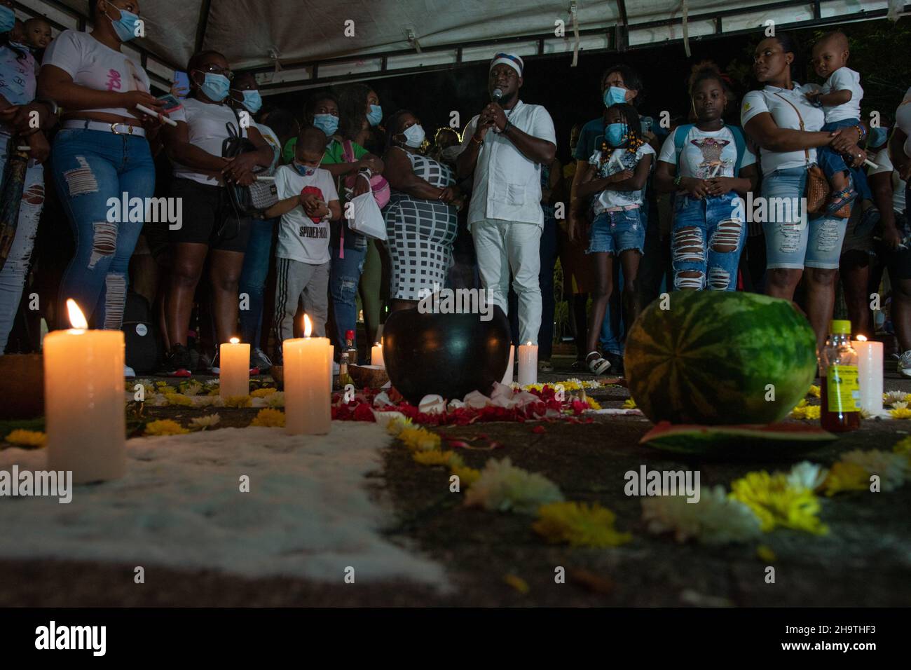 Sociale, comunità e famiglia di leader sociali dissaporiti il 28 novembre sul fiume Yurumangui a Buenaventura, Valle del Cauca candele di luce per ricordarli in una fede spirituale e religiosa durante l'Immacolata Concezione della Vergine Maria a Buenaventura - Valle del Cauca, Colombia il 7 dicembre 2021. Foto Stock