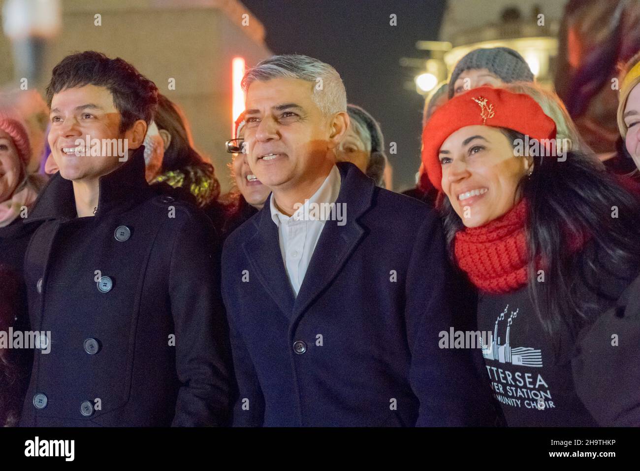 Londra UK 08 dicembre 2021: Jamie Cullum e il sindaco Sadiq Khan si sono Uniti al coro della comunità della centrale elettrica di Battersea a Trafalgar Square stasera e hanno invitato i londinesi a sostenere la sua campagna invernale per il riposo irregolare. Credit: Xiu Bao/Alamy Live News Foto Stock