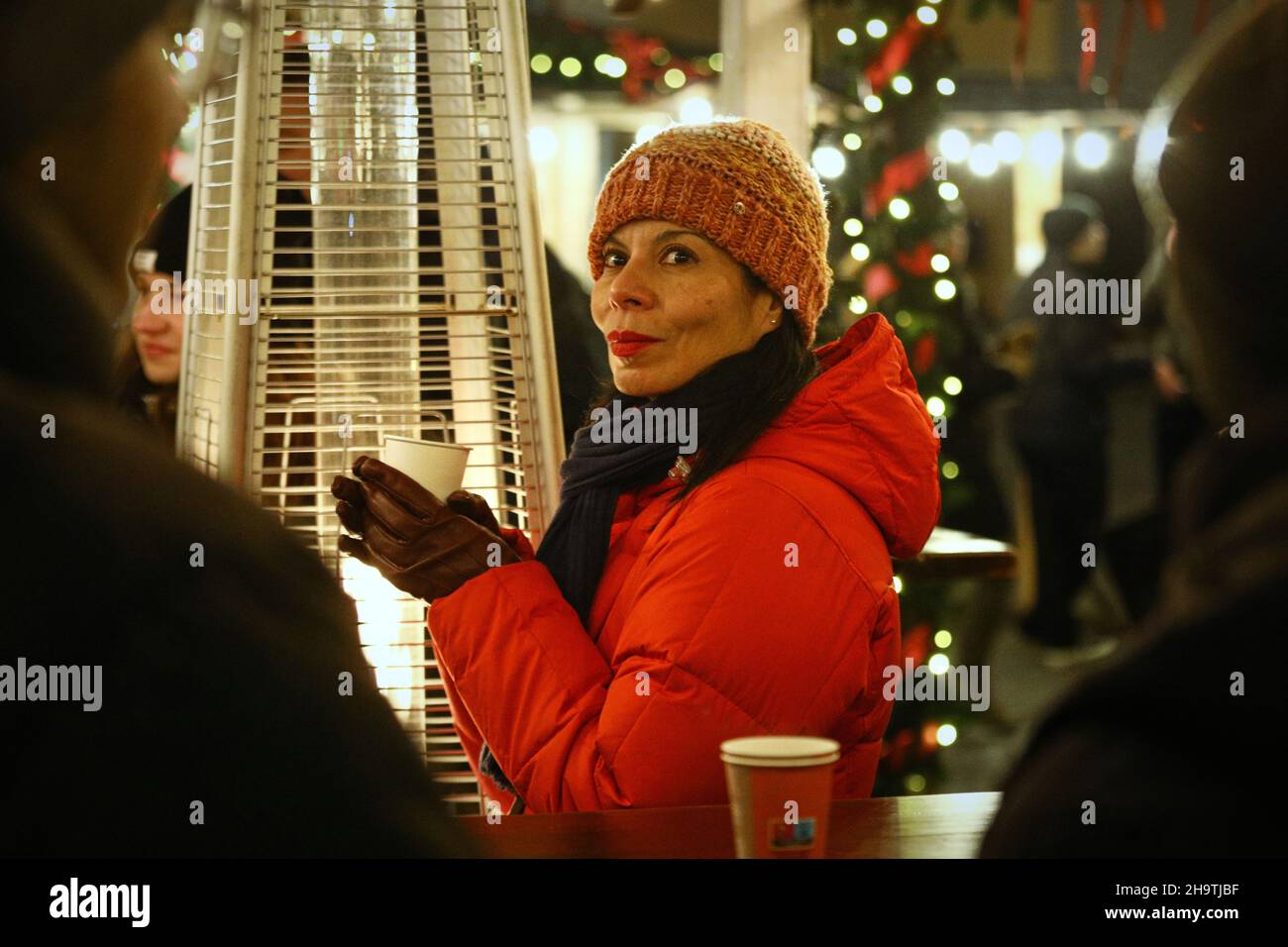 La gente ama il VIN brulé all'aperto nella Piazza del mercato Vecchio di Varsavia, in Polonia, il 7 dicembre 2021. Foto Stock