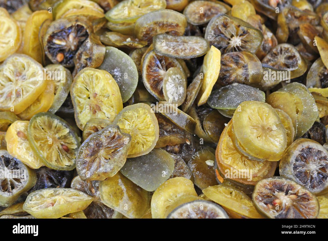Frutta di tiglio (Citrus aurantifolia), fette di tiglio essiccate in un mercato, Italia Foto Stock