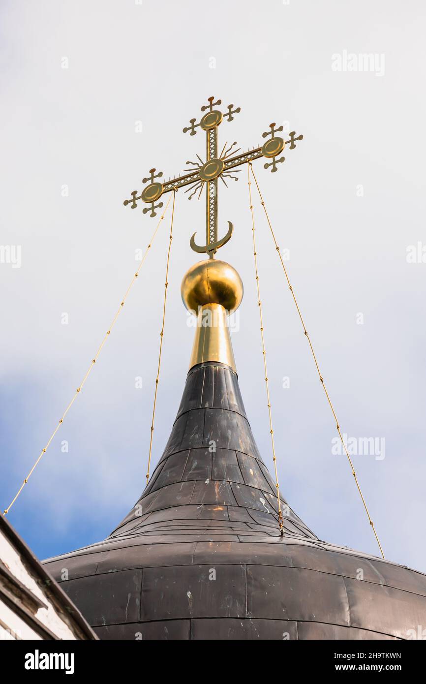 La croce d'oro si trova sulla cima della cattedrale ortodossa russa in una giornata di sole Foto Stock