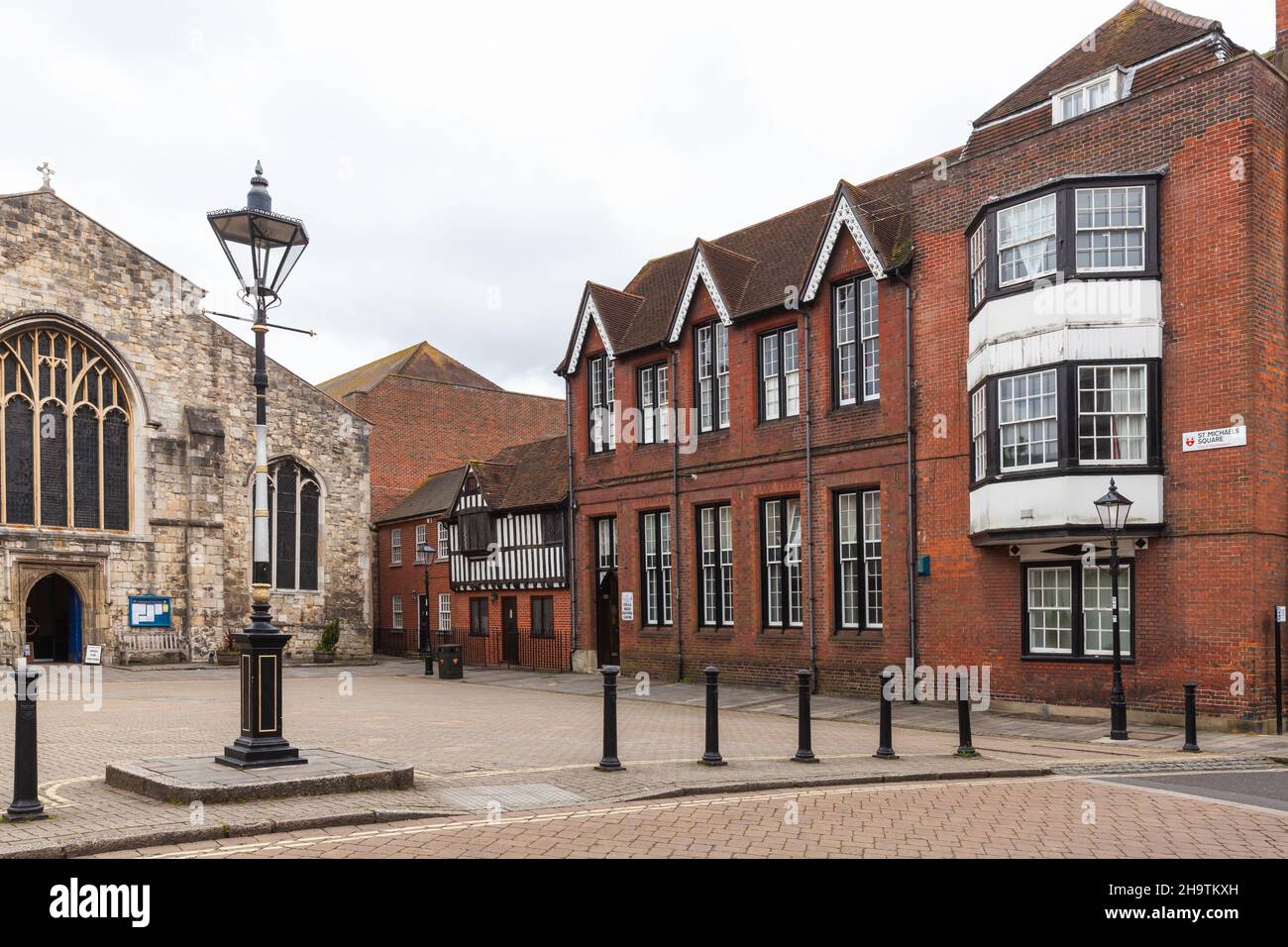 Southampton, Regno Unito - 24 aprile 2019: Piazza St Michaels con luci di strada all'ingresso di St Michael l'Arcangelo, il più antico churc Foto Stock