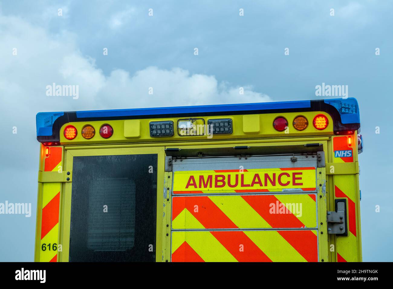 ambulanza di emergenza, incidente e emergenza, tempi di risposta all'ambulanza, servizio di ambulanza nhs, veicolo paramedico, veicolo di pronto soccorso di emergenza. NHS. Foto Stock