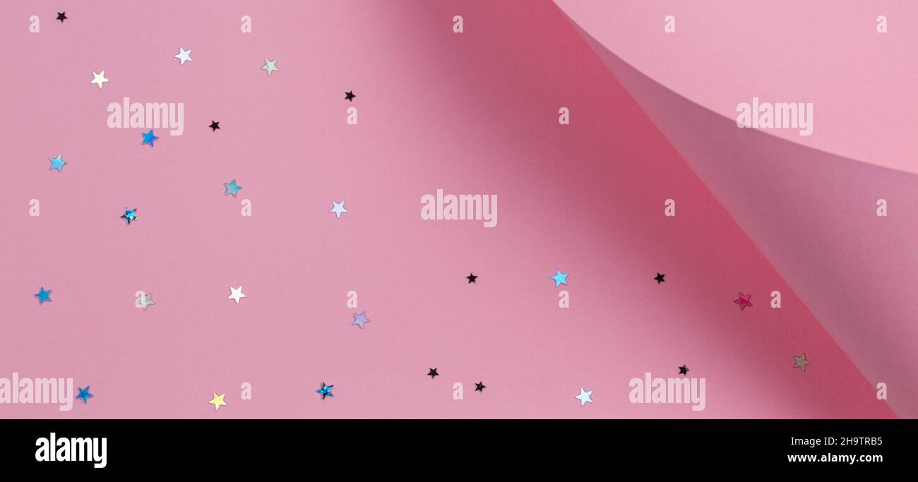 Carta color rosa pastello di forma geometrica con stella glitterata. Natale astratto, sfondo di Capodanno Foto Stock