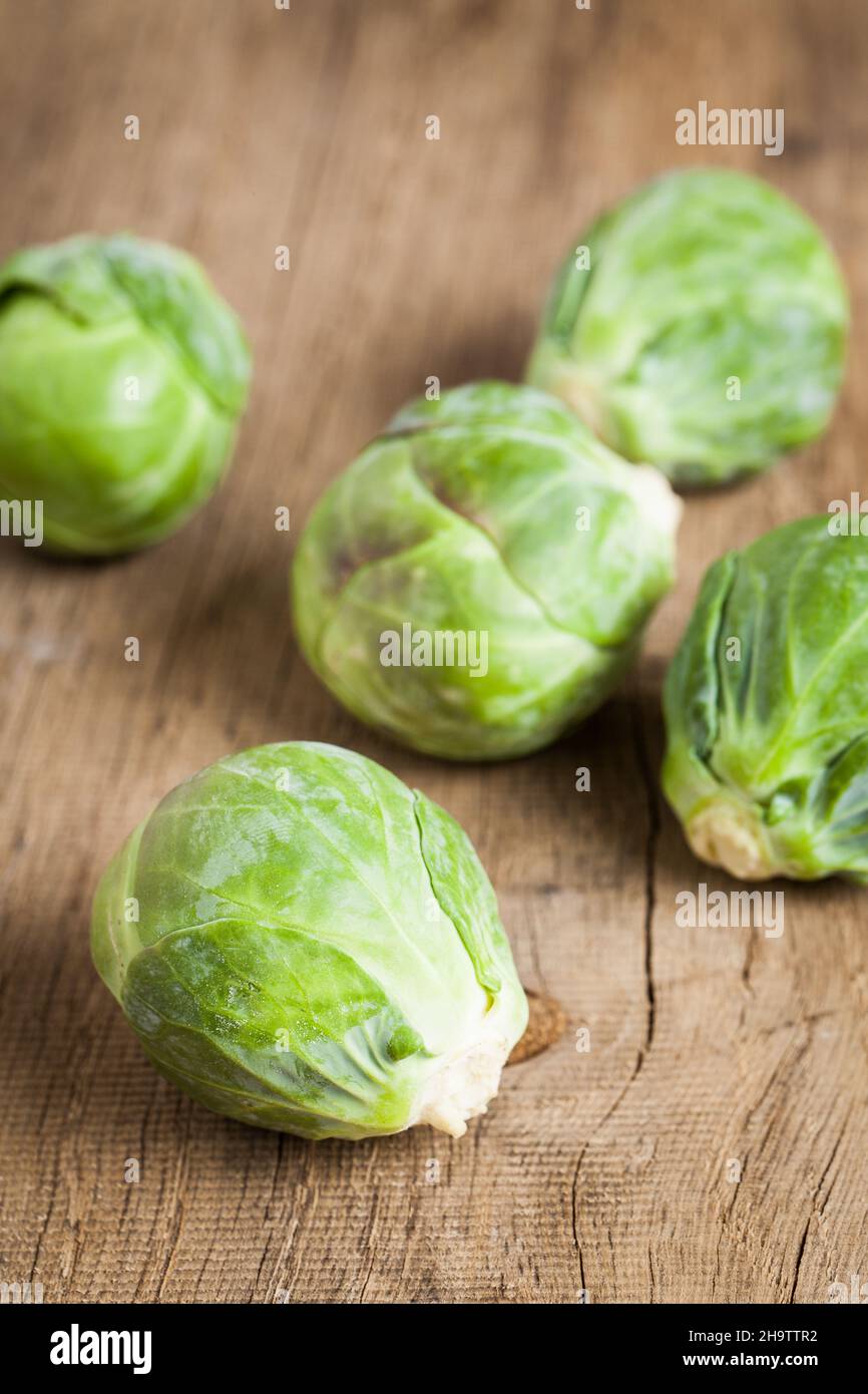 cavoli di bruxelles, cavoli, cavoli, cavoli, piante, erbe, germogli, bianchi, vegetali, interi, interi, sfondo, dettaglio, chiusura, fronte, diversi cluster, tipico, Foto Stock