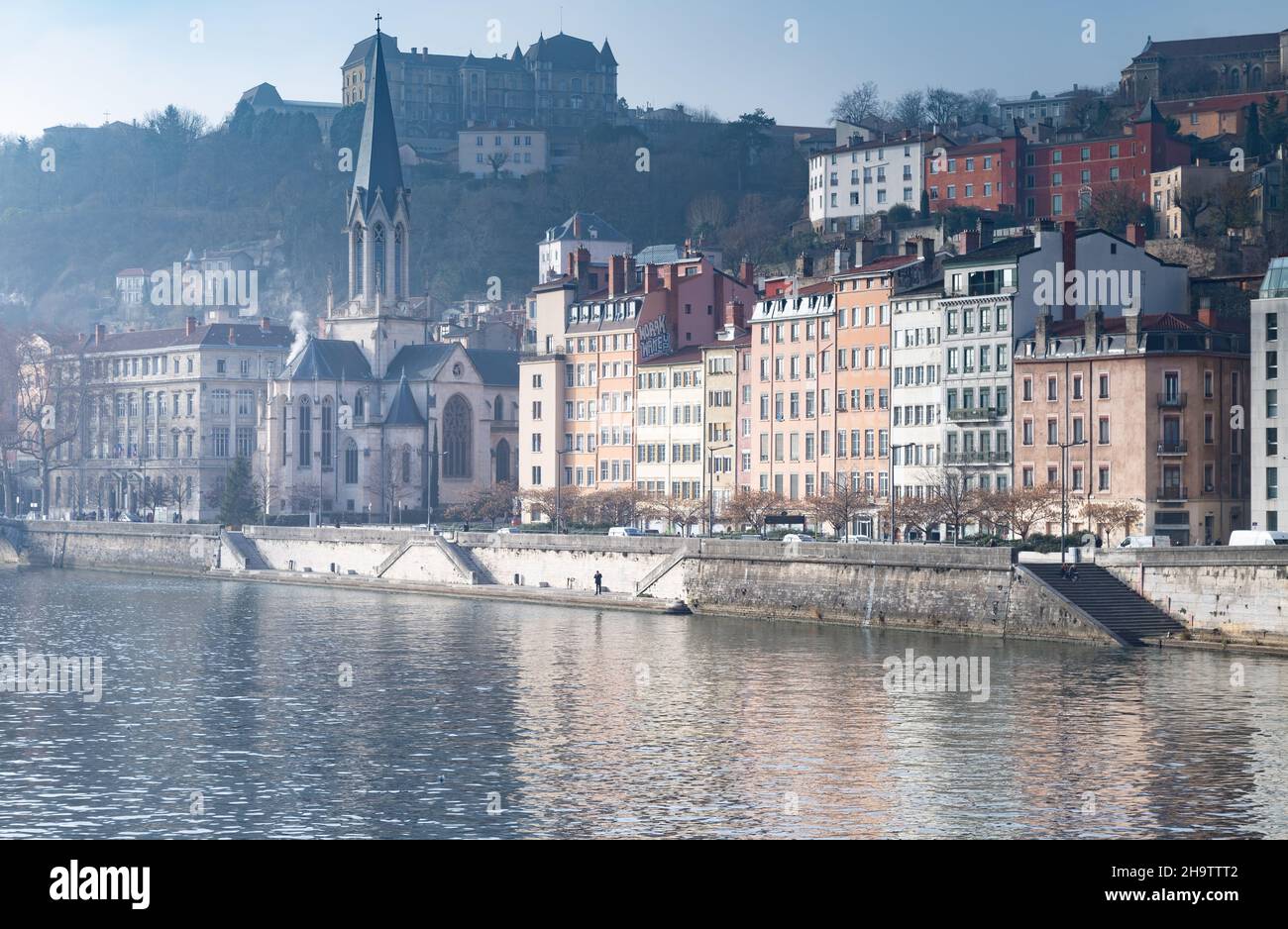 Lione edifici lungo il fiume Saone durante l'inverno Foto Stock
