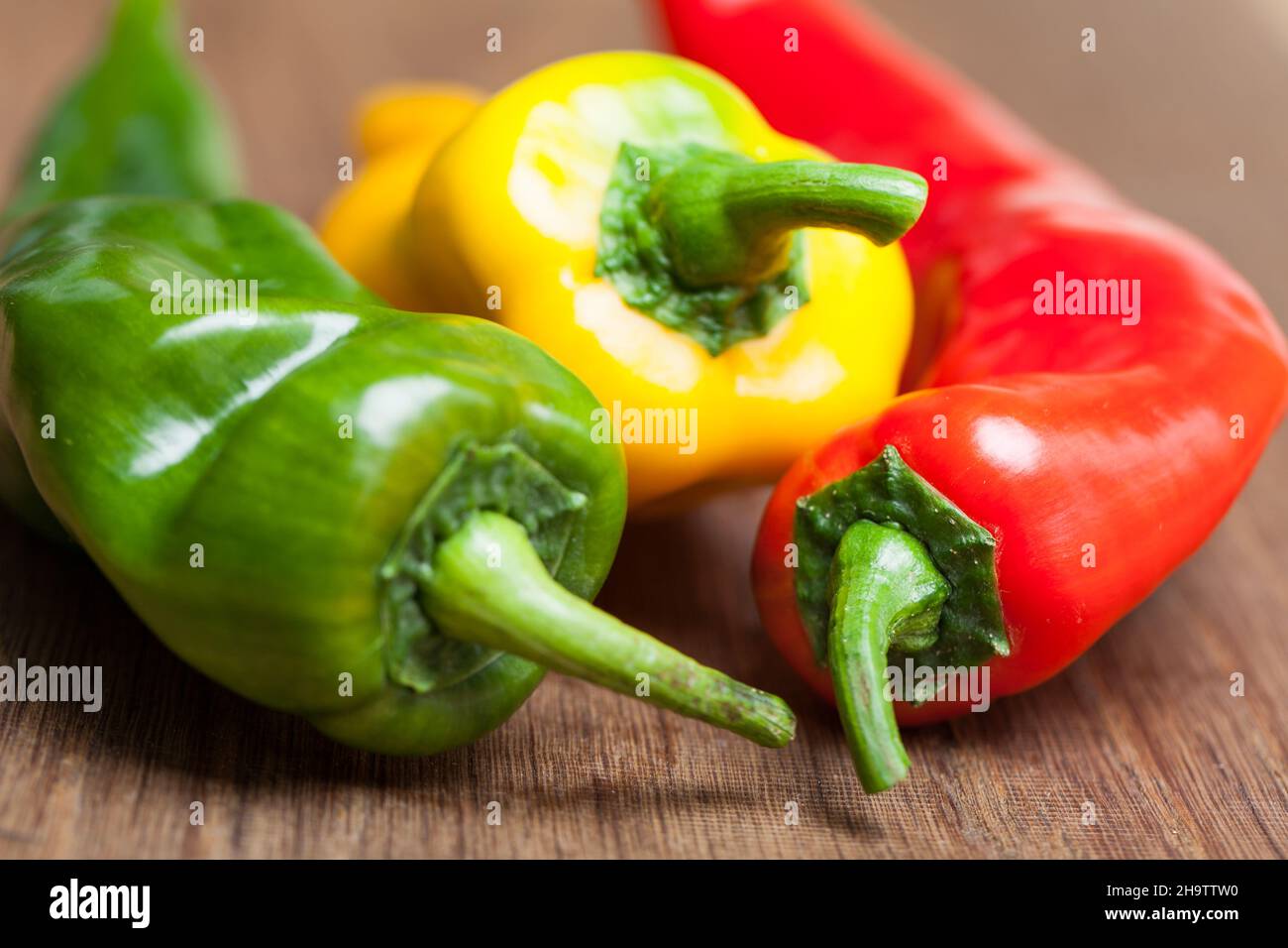 Peperoni, colorati, colorati, vegetali, asse di legno, cibo, primo piano, cibo, sfondo, legno, peperoni verdi, tavola verde, rosso, in piedi, colo multiplo Foto Stock