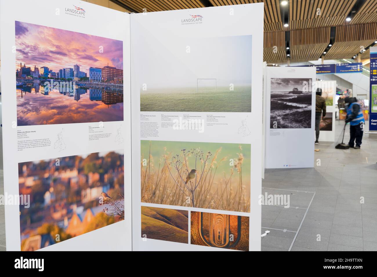 Londra UK 08 Dicembre 2021: Mostra di immagini premiate del concorso 2021, con il supporto di Network Rail, nella stazione London Bridge Inghilterra UK. Credit: Xiu Bao/Alamy Live News Foto Stock