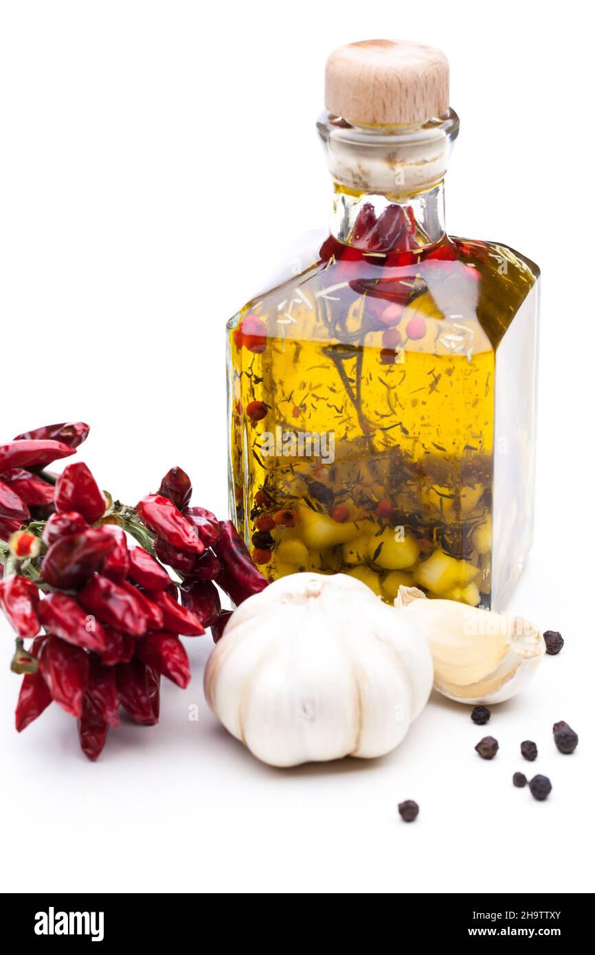 olio, olio d'oliva, aglio, condimento, salsa, erbe, giallo, isolato, timo, rosmarino, luminoso, spezie, cucina, fatta in casa, trasparente, rosso, olio di erbe, ba Foto Stock
