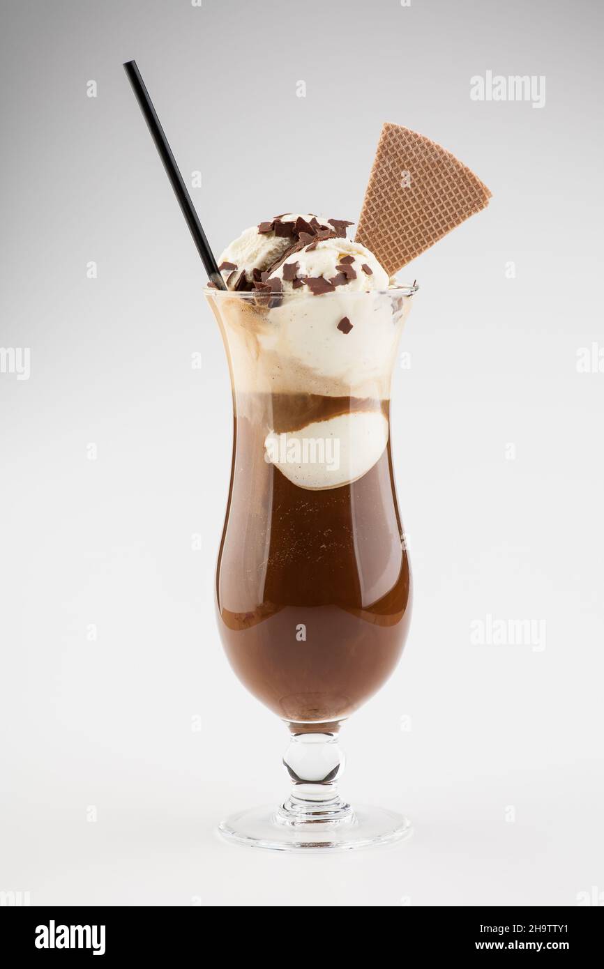 caffè ghiacciato, caffè, gelato, cioccolato, waffle, paglia, spolverini di cioccolato, gelato alla vaniglia, bianco, marrone, bicchiere, vaniglia, bicchieri per gelato, severa Foto Stock