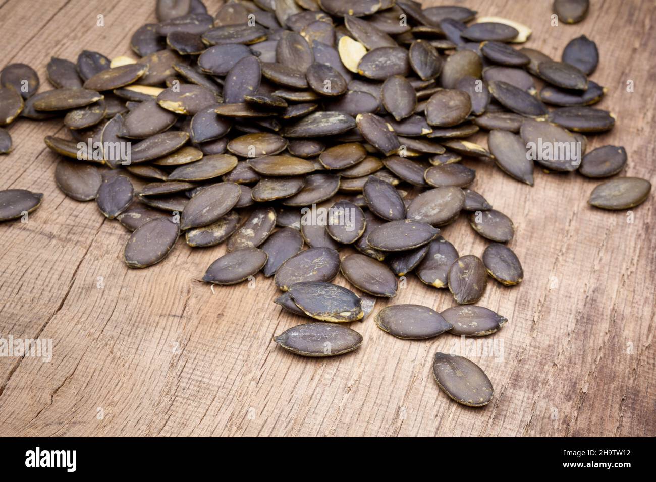 Semi di zucca, molti, zucca, Stiria, asse di legno, Olio di semi di zucca, semi di zucca, Austria, da vicino, raccolto, ci sono diversi, nuclei, anteriore, viso, Foto Stock