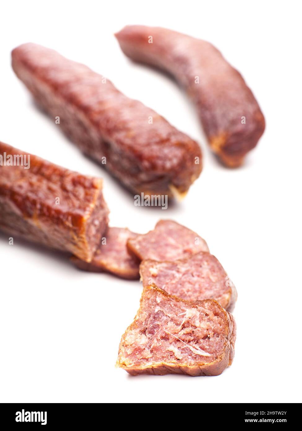 salsicce affumicate, salsicce, fondo bianco, grasso, vicino, Salsiccia, affumicata, Austria, tavola, secca, multiplo, marrone, sfondo, bianco, dettaglio, legno, stu Foto Stock