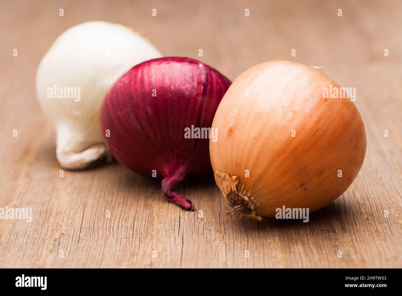 cipolla, colorata, cipolle, rossa, bianca, giallo, mix, taglio, verdure, cibo, fresco, guscio, naturale, fianco a fianco, insieme, set, stile, dettaglio, close, woo Foto Stock