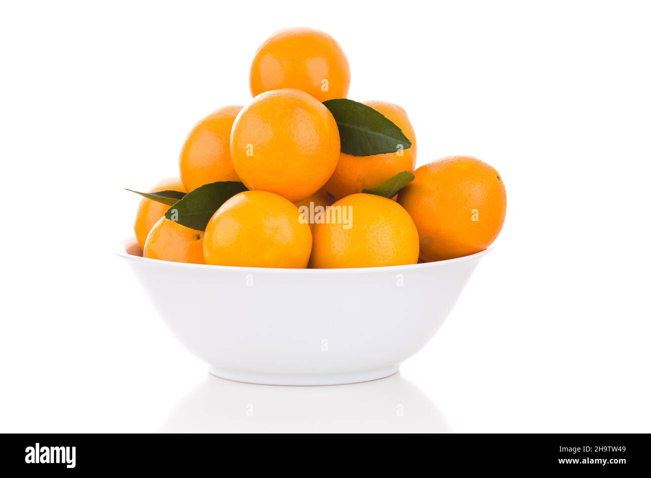 Arance, molti, ciotola, tazza, arancio, frutta, agrumi, tavola, insieme, multiplo, arancio, inverno, bianco, vitamine, vitamina, Piatto, tavolo, dolce, Studio Shot, Foto Stock
