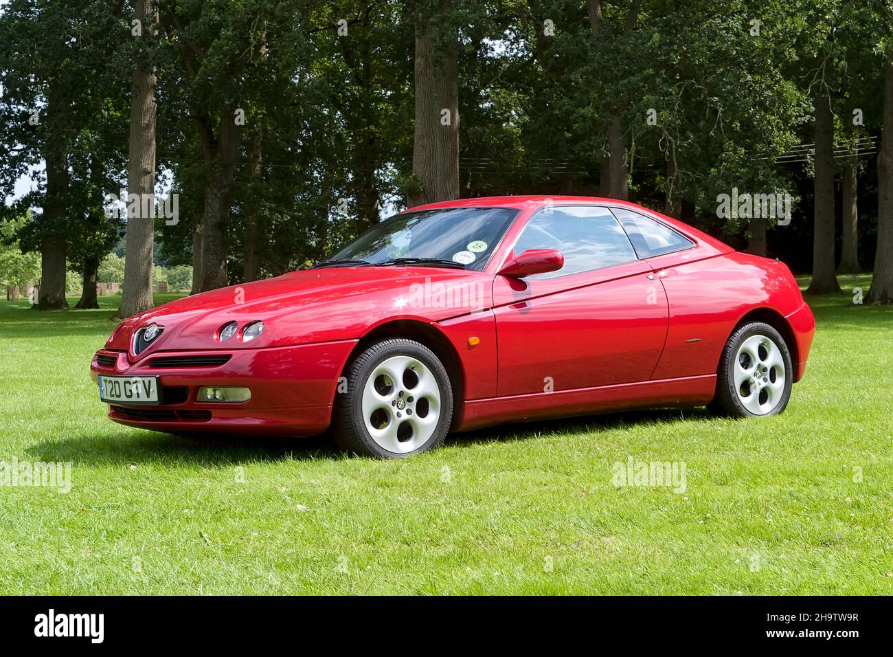 Longleat House, Wiltshire, Regno Unito - Luglio 25 2004: Un italiano Made 1999 Alfa Romeo GTV (Gran Turismo veloce) (fase 2) 2+2 vettura sportiva Coupe. Foto Stock