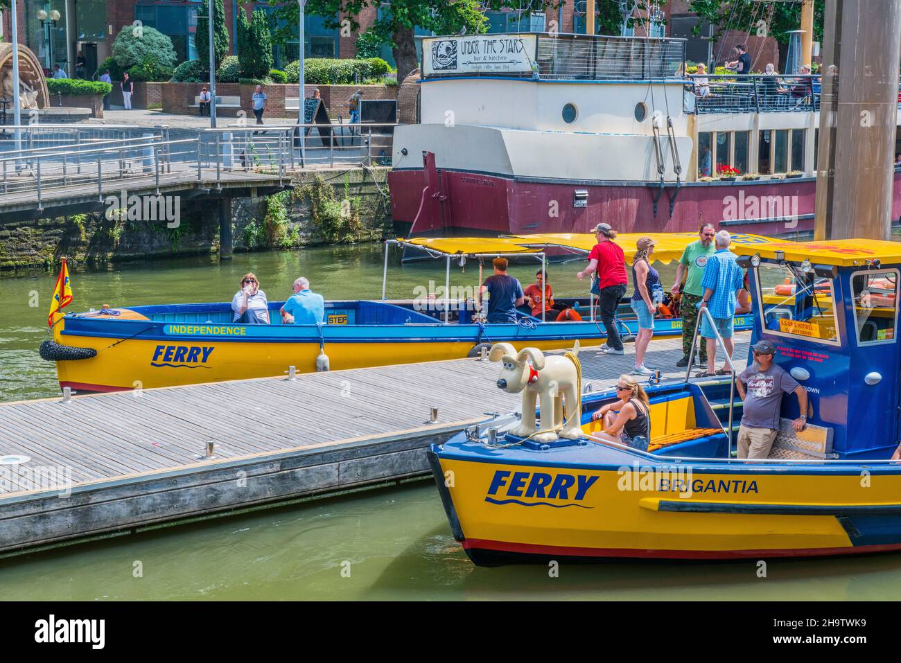 Porto galleggiante di Bristol con traghetto passeggeri Brigantia che entra in una passerella Foto Stock