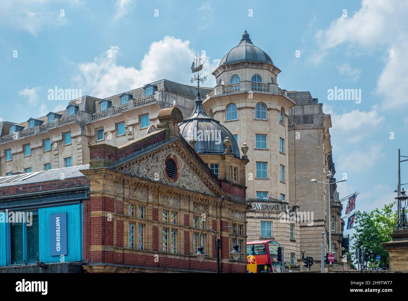 Il Watershed Cinama e il Marriot Hotel si trovano proprio dietro il centro di Bristol Foto Stock