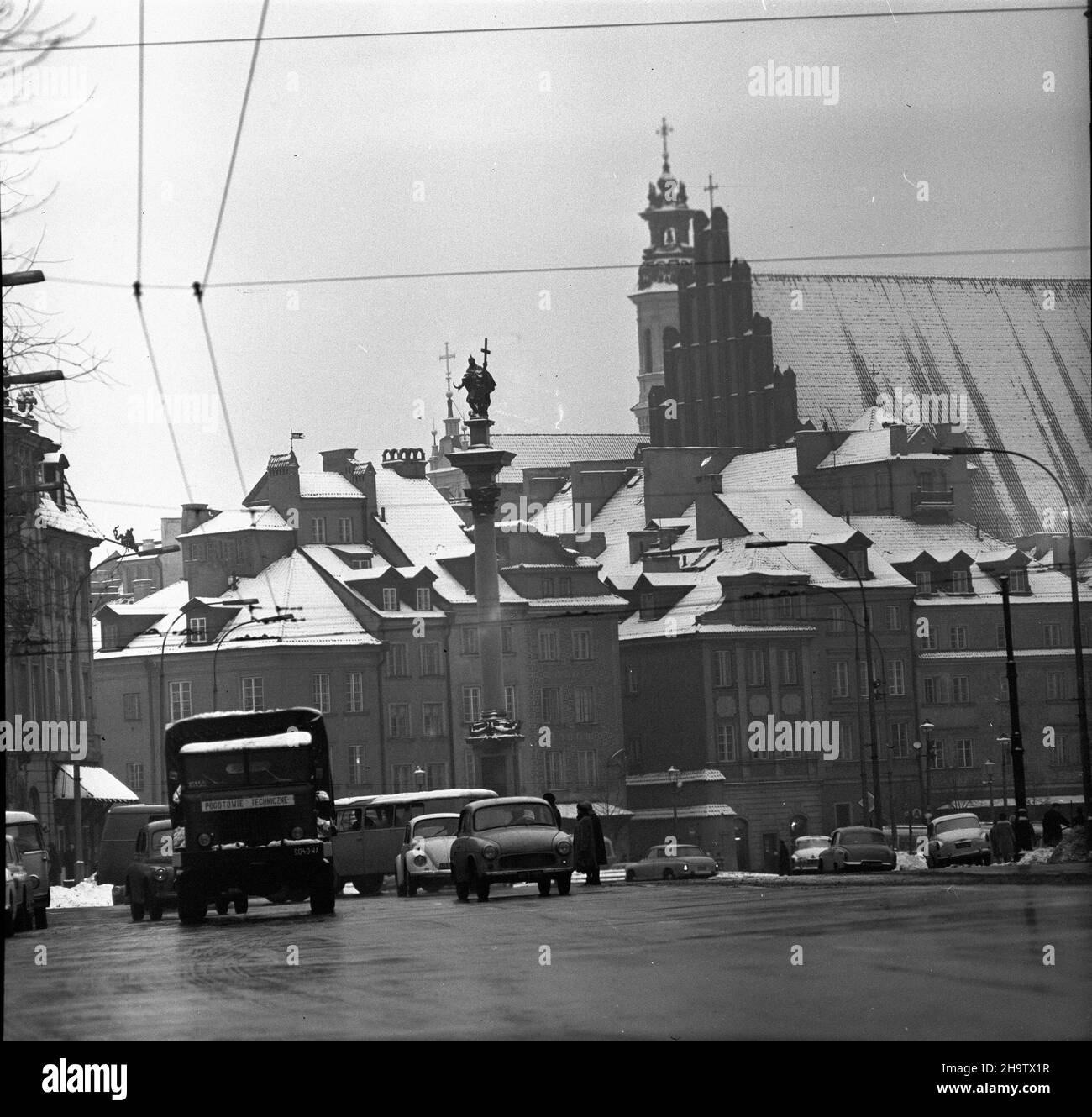 Warszawa, 1969-12-05. Stare Miasto. NZ. Widoczne kamienice Starego Miasta, Archikatedra œw. Jana Chrzciciela oraz Kolumna Zygmunta III Wazy. Ad PAP/Adam Urbanek Varsavia, 5 dicembre 1969. Il centro storico. Nella foto: Edifici della Città Vecchia, l'Archcattedrale Battista Giovanni e la colonna Sigismund III Vasa. Ad PAP/Adam Urbanek Foto Stock