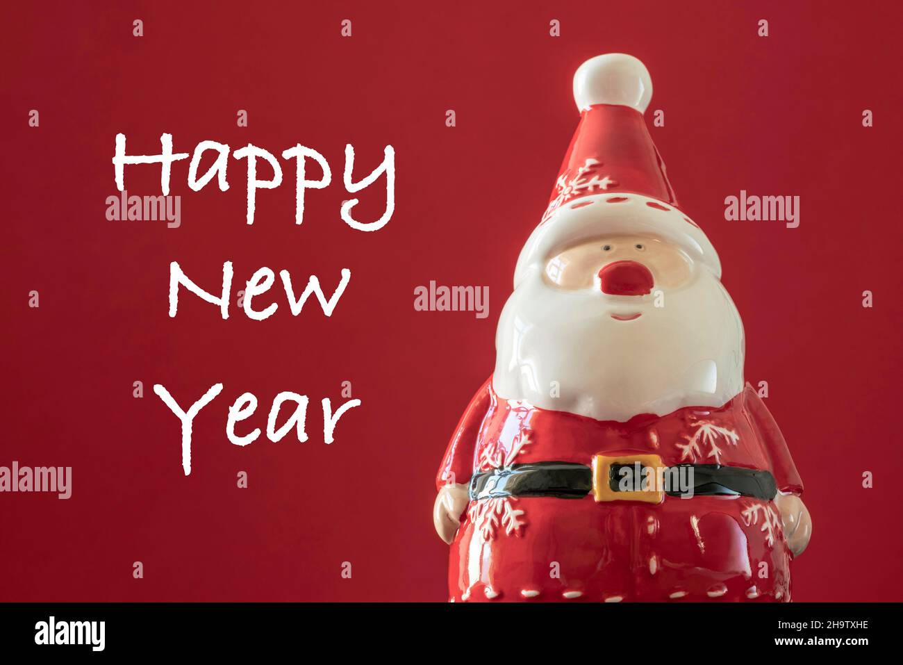 Babbo Natale, biglietto di auguri natalizio con figurina di Babbo Natale isolato su rosso con spazio copia. Natale o noel ornamenti su rosso. Carta di nuovo anno Foto Stock