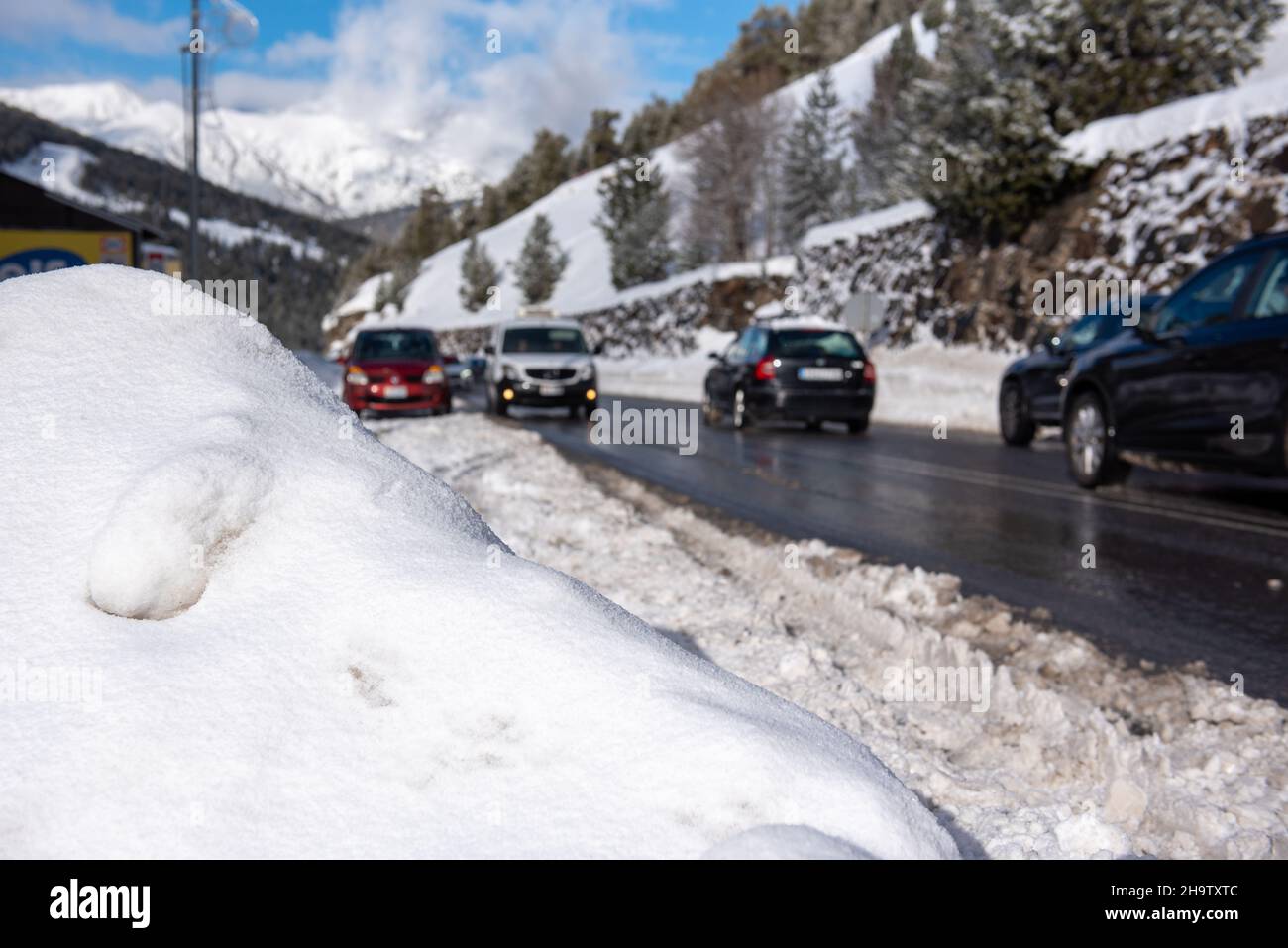 Canillo, Andorra: 2021 dicembre 8: Trafic in una giornata di neve a Bordes d en valira in Andorra nei Pirenei. Foto Stock