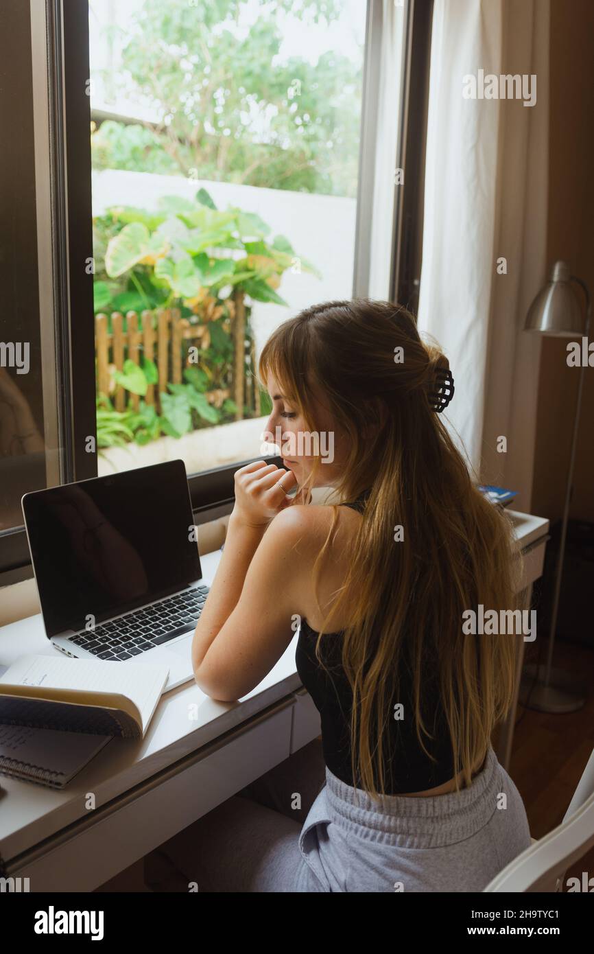 Giovane donna che studia in camera Foto Stock