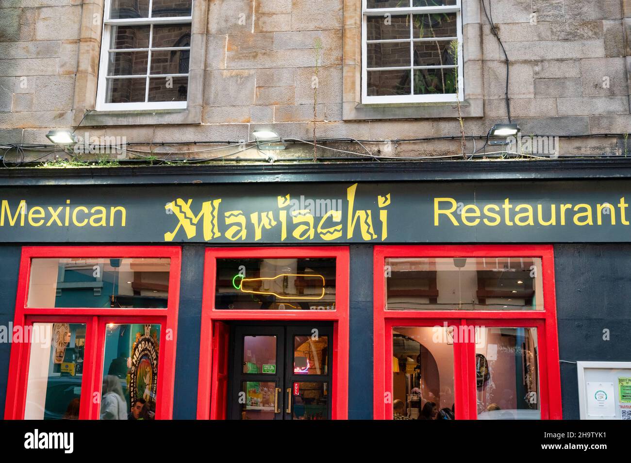 Edimburgo, Scozia - 20 novembre 2021: The Sign for Mariachi Mexican Restaurant in Edinburgh. Foto Stock