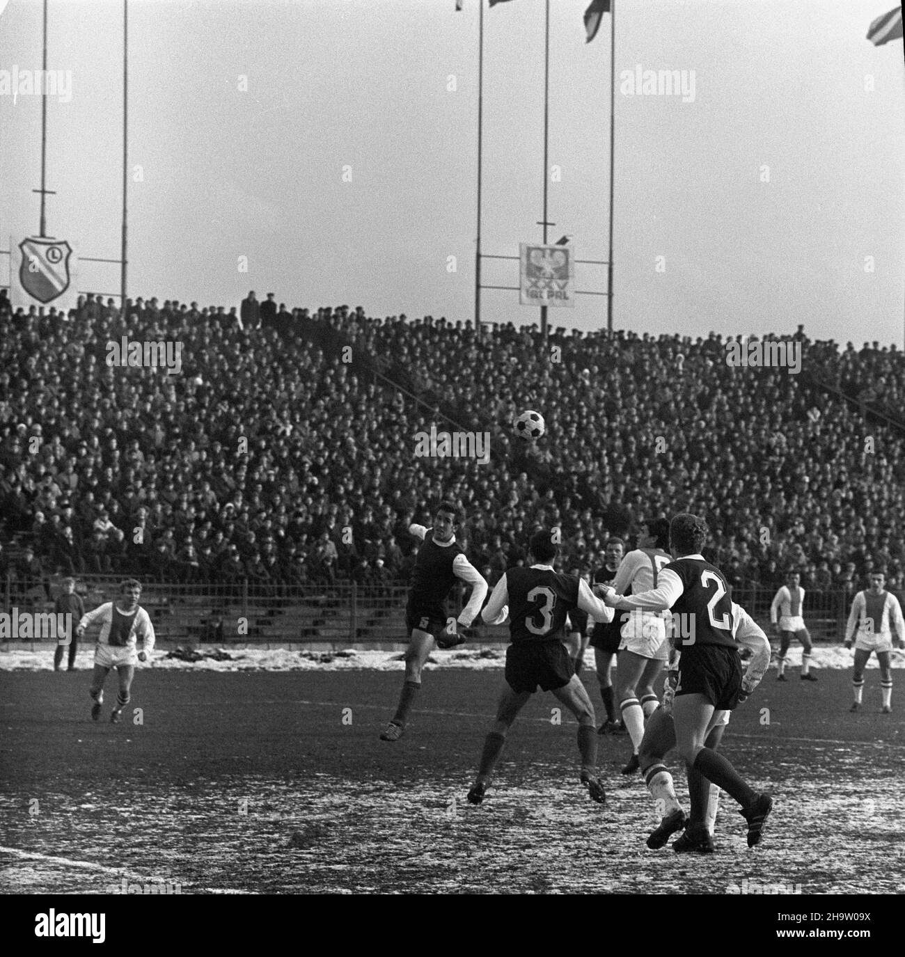 Warszawa, 1969-11-30. Mecz Legia Warszawa - Ruch Chorzów na Stadionie Wojska Polskiego przy ulicy £azienkowskiej, rozegrany podczas ostatniej kolejki rundy jesiennej sezonu 1969/1970. Mecz zakoñczy³ siê zwyciêstwem Legii 3:0, co da³o warszawskiemu klubowi tytu³ mistrza rundy jesiennej. Bramki strzelili: Jan Pieszko - dwie i Bernard Blaut - jedn¹. NZ. M. in.: Pomocnicy Legii: Janusz ¯mijewski (2L), Bernard Blaut (4L) i Zygfryd Blaut (6L) oraz obroñca Legii Feliks Niedzió³ka (3L). mb PAP/Edmund Uchymiak Varsavia, 30 novembre 1969. Una partita di calcio tra Legia Warszawa e Ruch Chorzow al le Foto Stock