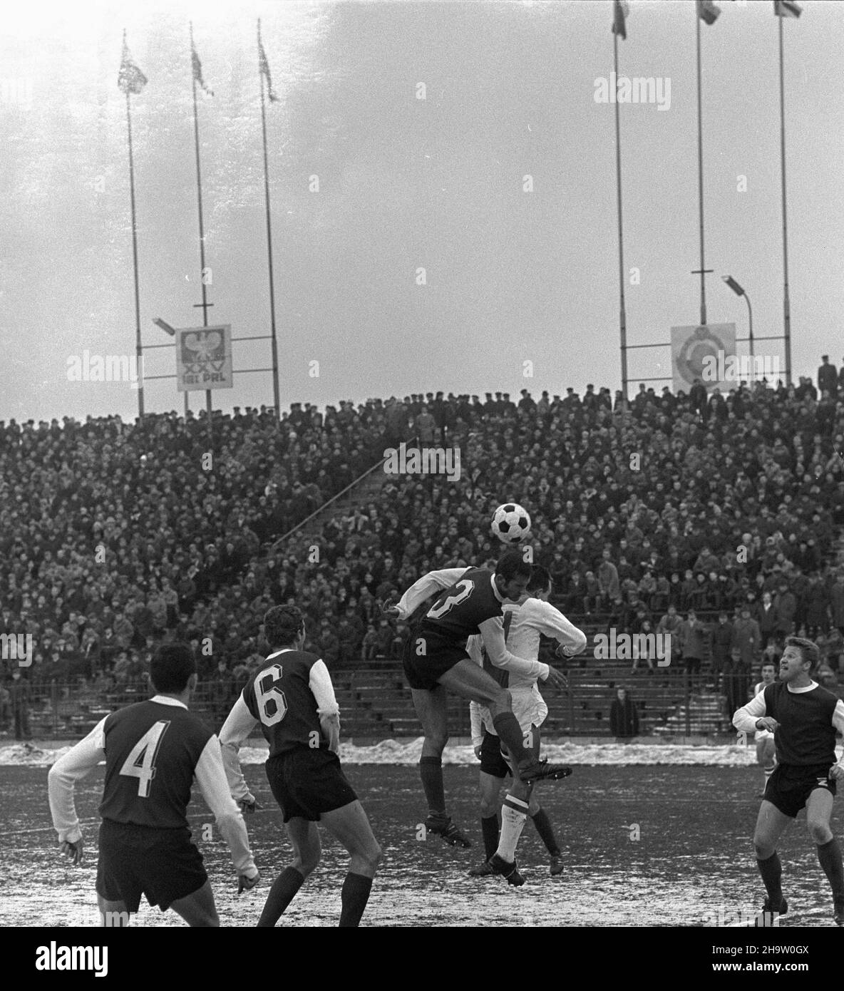 Warszawa, 1969-11-30. Mecz Legia Warszawa - Ruch Chorzów na Stadionie Wojska Polskiego przy ulicy £azienkowskiej, rozegrany podczas ostatniej kolejki rundy jesiennej sezonu 1969/1970. Mecz zakoñczy³ siê zwyciêstwem Legii 3:0, co da³o warszawskiemu klubowi tytu³ mistrza rundy jesiennej. Bramki strzelili: Jan Pieszko - dwie i Bernard Blaut - jedn¹. obroñca Legii Feliks Niedzió³ka (1L) i pomocnik Legii Zygfryd Blaut (1P). mb PAP/Edmund Uchymiak Varsavia, 30 novembre 1969. Una partita di calcio tra Legia Warszawa e Ruch Chorzow allo stadio del Legia Military Club sulla Lazienkowska Stree Foto Stock