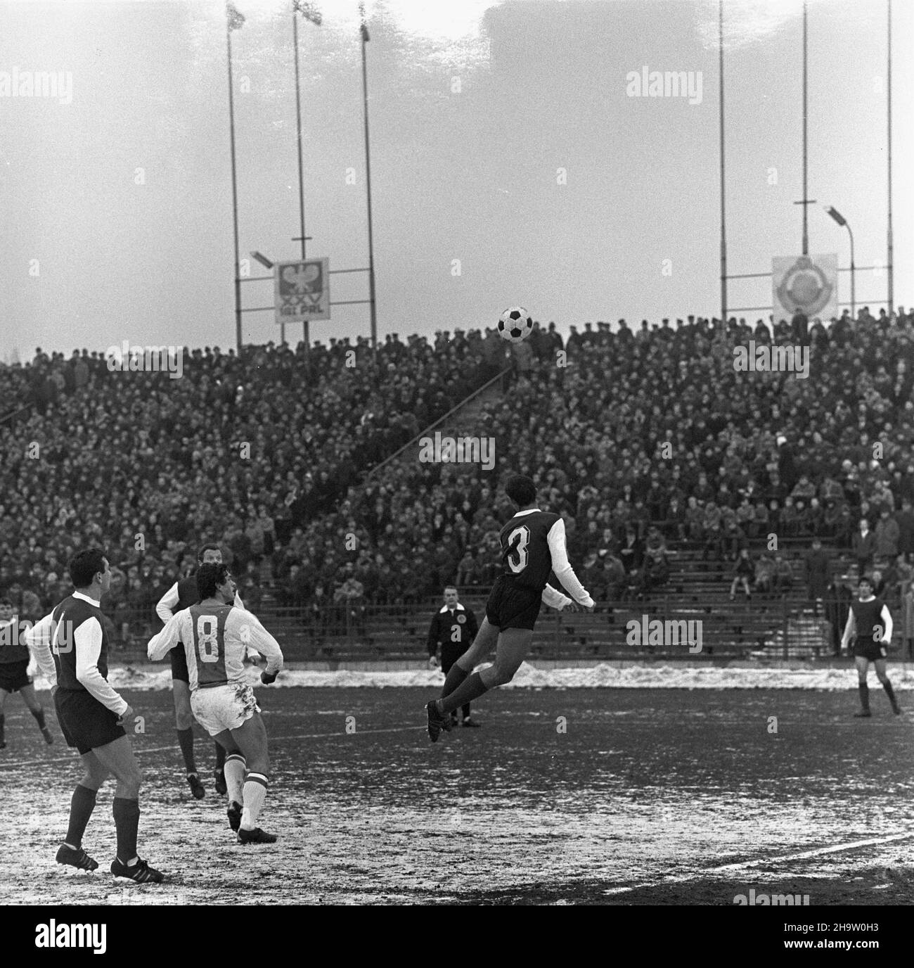 Warszawa, 1969-11-30. Mecz Legia Warszawa - Ruch Chorzów na Stadionie Wojska Polskiego przy ulicy £azienkowskiej, rozegrany podczas ostatniej kolejki rundy jesiennej sezonu 1969/1970. Mecz zakoñczy³ siê zwyciêstwem Legii 3:0, co da³o warszawskiemu klubowi tytu³ mistrza rundy jesiennej. Bramki strzelili: Jan Pieszko - dwie i Bernard Blaut - jedn¹. obroñca Legii Feliks Niedzió³ka (1L) i pomocnik Legii Zygfryd Blaut (1P). mb PAP/Edmund Uchymiak Varsavia, 30 novembre 1969. Una partita di calcio tra Legia Warszawa e Ruch Chorzow allo stadio del Legia Military Club sulla Lazienkowska Stree Foto Stock