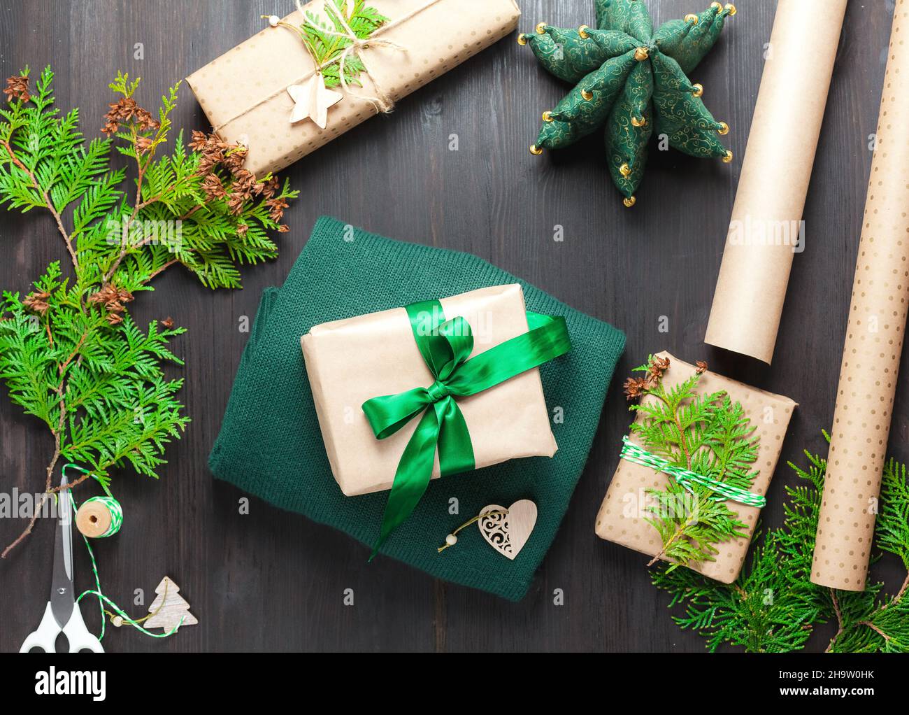 Due scatole regalo di Natale su sfondo nero Foto Stock