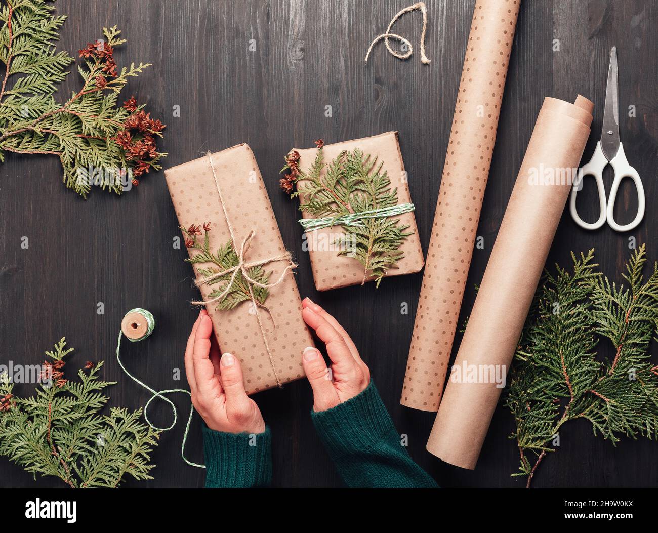 Le mani di Womans con la scatola del regalo in carta del mestiere Foto Stock