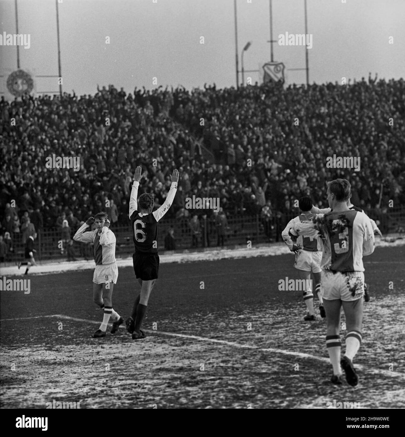 Warszawa, 1969-11-30. Mecz Legia Warszawa - Ruch Chorzów na Stadionie Wojska Polskiego przy ulicy £azienkowskiej, rozegrany podczas ostatniej kolejki rundy jesiennej sezonu 1969/1970. Mecz zakoñczy³ siê zwyciêstwem Legii 3:0, co da³o warszawskiemu klubowi tytu³ mistrza rundy jesiennej. Bramki strzelili: Jan Pieszko - dwie i Bernard Blaut - jedn¹. NZ. Pomocnik Legii Bernard Blaut (3P) po strzeleniu bramki. mb PAP/Edmund Uchymiak Varsavia, 30 novembre 1969. Una partita di calcio tra Legia Warszawa e Ruch Chorzow allo stadio del Legia Military Club in via Lazienkowska, giocata alla fine del Th Foto Stock