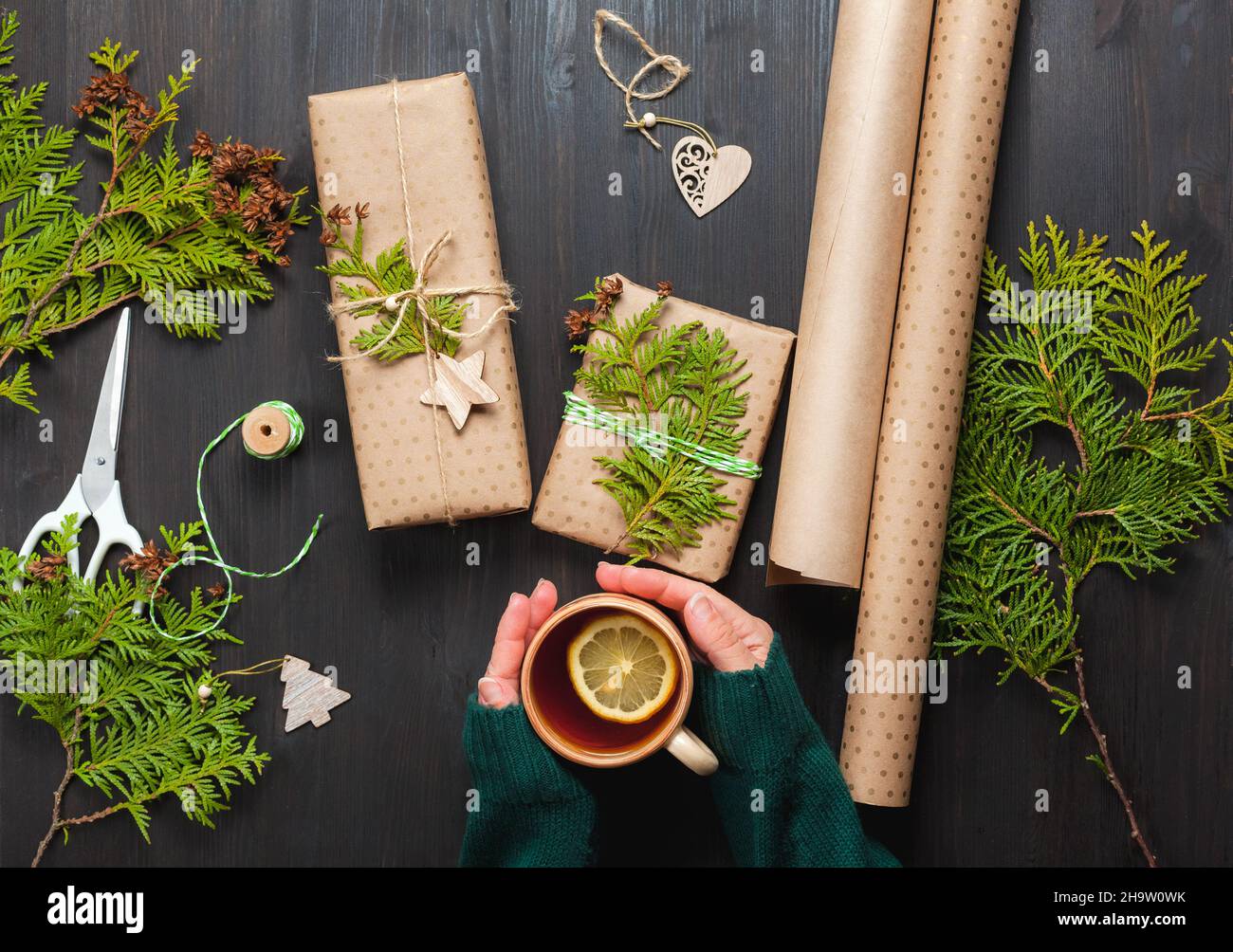 Confezione regalo di Natale in carta artigianale Foto Stock
