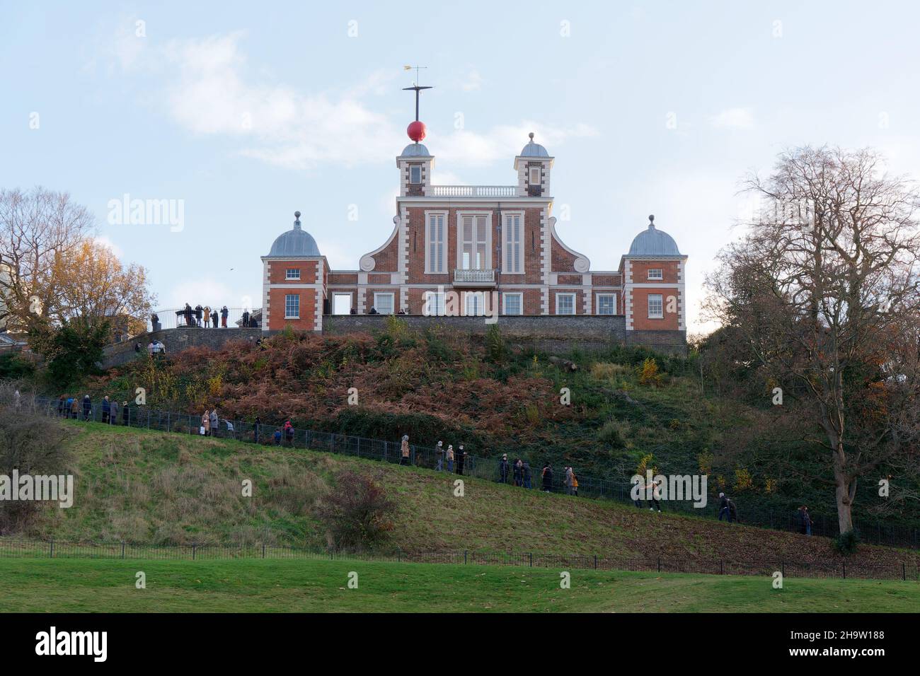 Londra, Greater London, Inghilterra, dicembre 04 2021: Persone a piedi e godere della vista dal Royal Observatory a Greenwich Park. Foto Stock