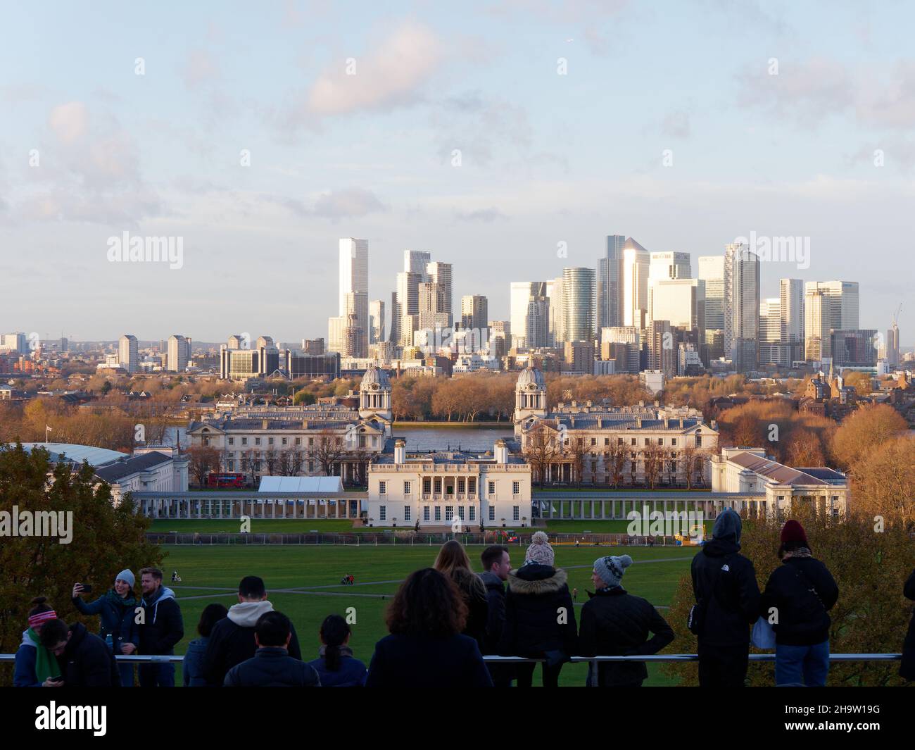 Londra, Greater London, Inghilterra, dicembre 04 2021: I turisti godono della vista dalla collina di Greenwich Park verso Queens House e l'Università, Foto Stock