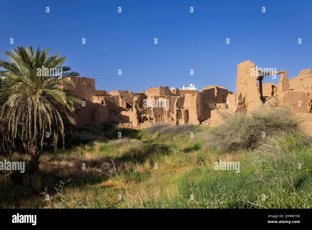Rovine della tradizionale architettura araba di mattoni di fango a Ushaiqer, Arabia Saudita Foto Stock