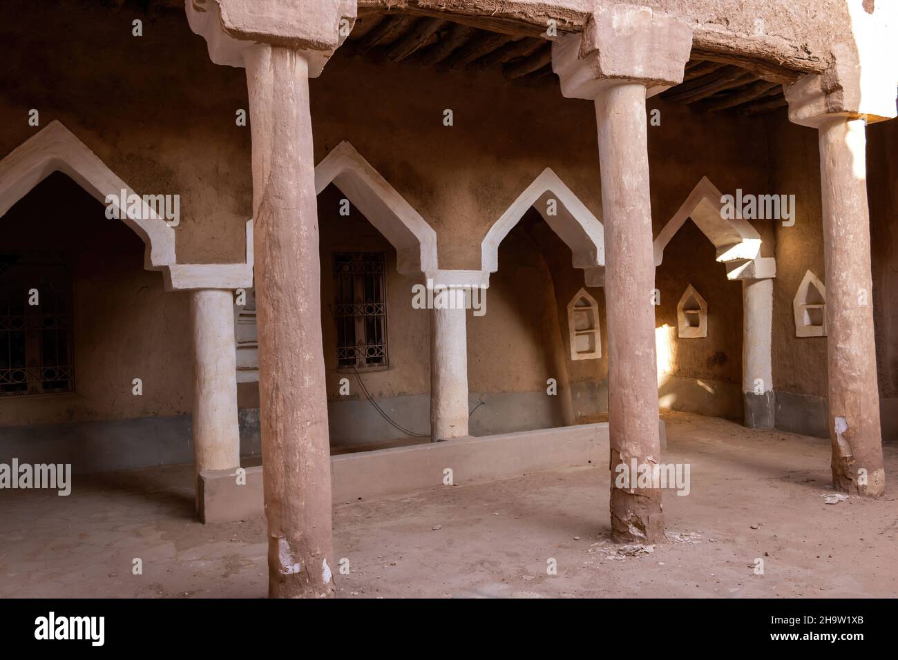Una facciata della tradizionale casa araba di mattoni di fango a Ushaiqer, Arabia Saudita Foto Stock