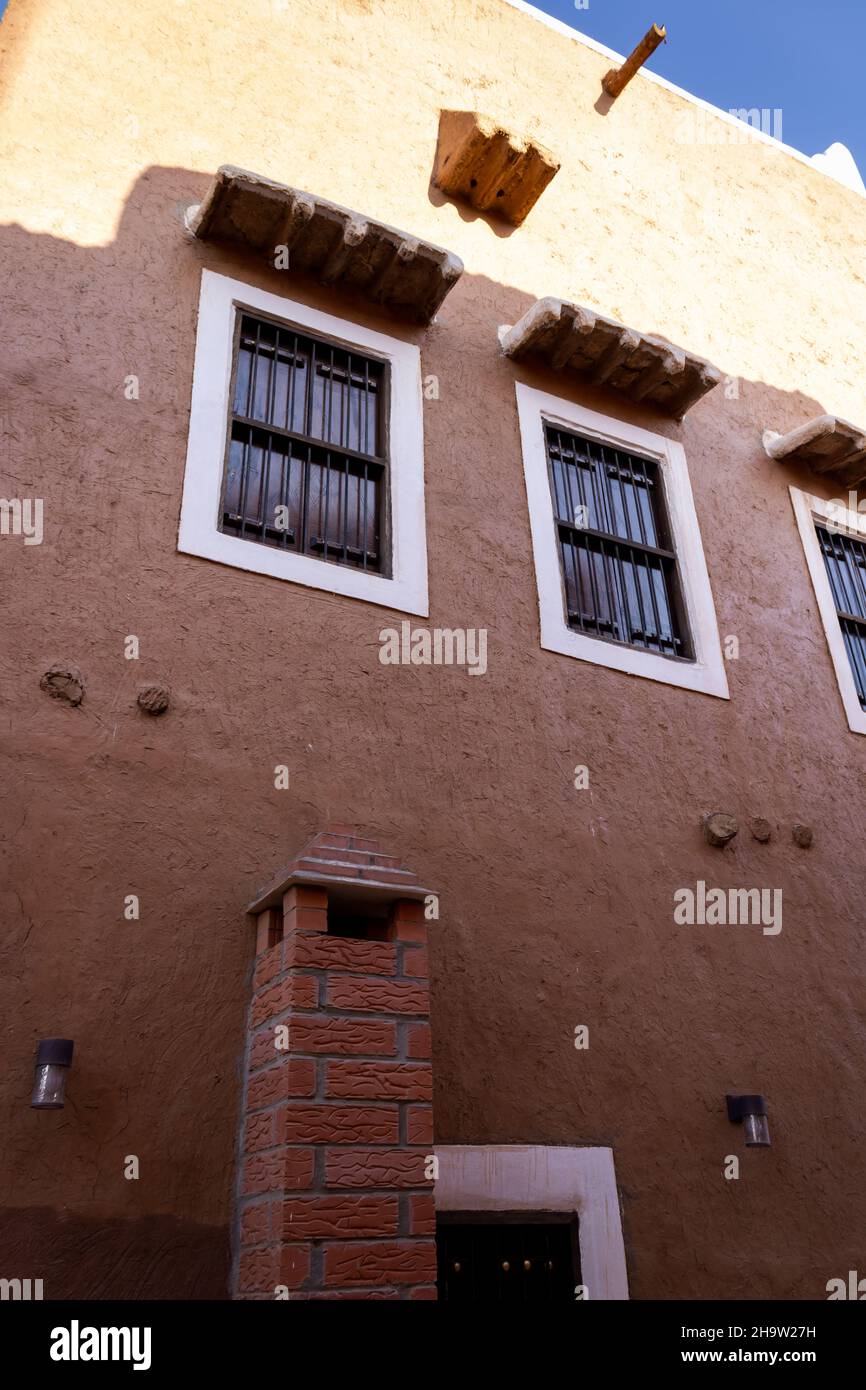 Frammento dell'esterno della tradizionale casa araba restaurata di mattoni di fango a Ushaiqer, Arabia Saudita Foto Stock
