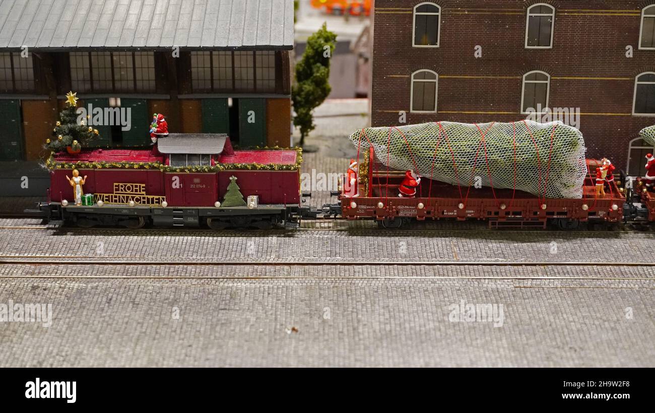 Treno di Natale con Merry Natale scrittura e alberi di Natale Foto Stock