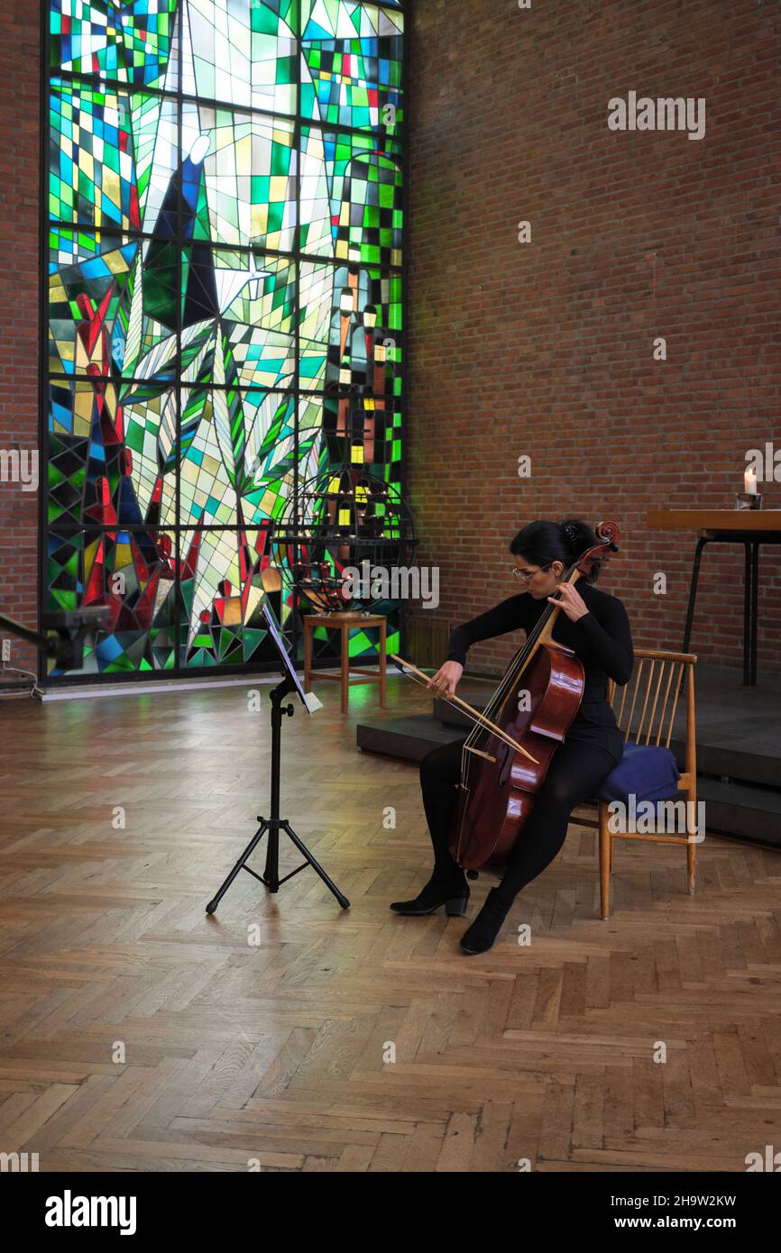 '10.10.2021, Germania, Brema, Brema - violoncellista che suona un solista in un concerto di musica in una chiesa. Nota: Consenso verbale per la pubblicazione stampa anche o Foto Stock