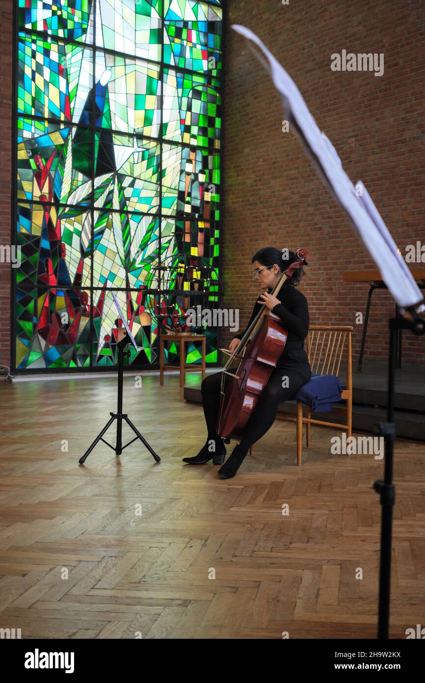 '10.10.2021, Germania, Brema, Brema - violoncellista che esegue un solista in un concerto di musica in una chiesa. Nota: Consenso verbale per la pubblicazione della stampa Foto Stock