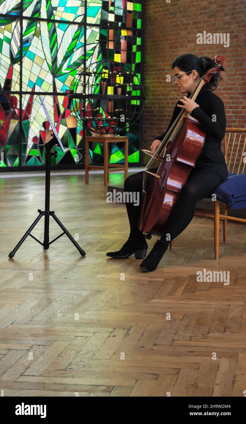 '10.10.2021, Germania, Brema, Brema - violoncellista che suona un solista in un concerto di musica in una chiesa. Nota: Consenso verbale ottenuto per la stampa pubblicizzati Foto Stock